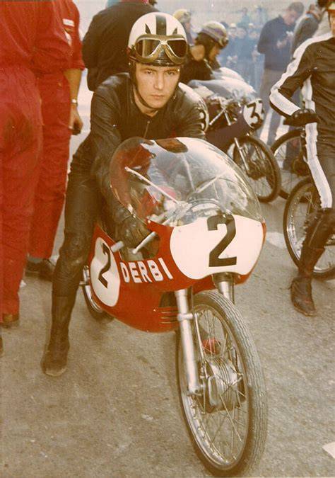 Ángel Nieto en sus inicios con una motocicleta Derbi de pequeña cilindrada