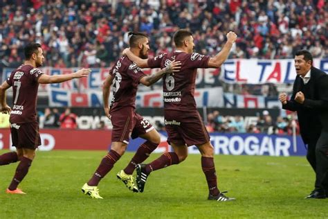Jorge Almirón celebrando un título con Lanús.