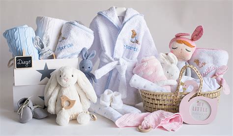 Foto de una canastilla de regalo para bebé que incluye un guardapañales
