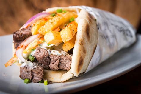 Plato de gyros con acompañamientos frescos