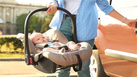 Infografía comparativa: uso del portabebés en coche frente al capazo para pasear