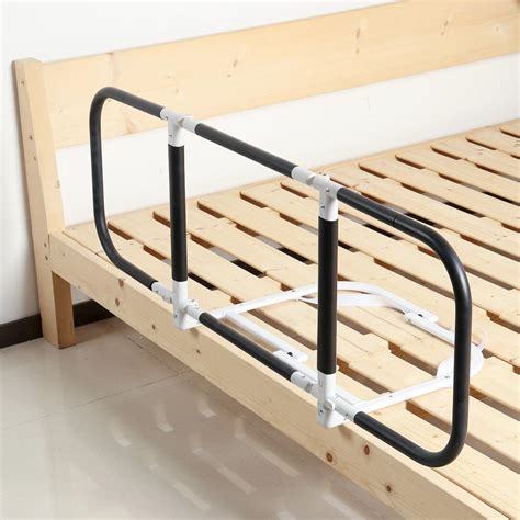 Cama pequeña de madera o metal con barandillas para un bebé, meciéndose suavemente