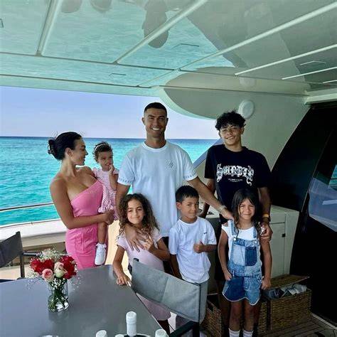 Foto familiar de Cristiano Ronaldo con sus hijos, incluidos Cristiano Jr., Eva y Mateo.