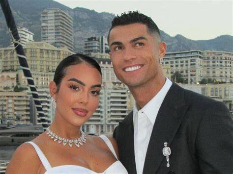 Foto de Georgina Rodríguez y Cristiano Ronaldo en un evento de gala o alfombra roja.