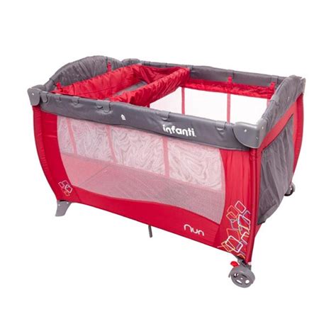 Fotografía de la cuna de viaje Baleares en uso, mostrando al bebé dentro y destacando los laterales de red para una visión clara.