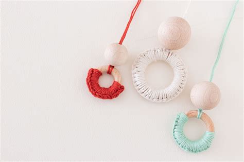 Materiales para hacer un sonajero DIY: cuentas, cordón, aro de madera