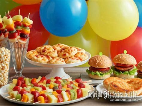 Ejemplo de mesa de aperitivos infantiles con presentación divertida y colorida