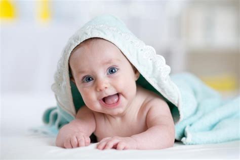 Bebé de 2 meses amamantando felizmente