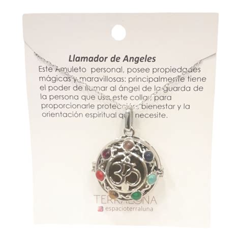 Imagen de un llamador de ángeles colocado de forma segura cerca de la cuna de un bebé.