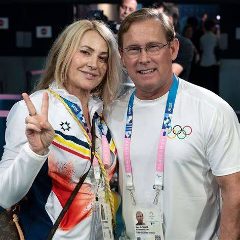 Imagen de archivo de Nadia Comăneci junto a su esposo Bart Conner en un evento deportivo.