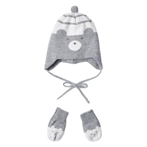 Bebé usando un conjunto de gorro y manoplas para el invierno, resaltando los complementos