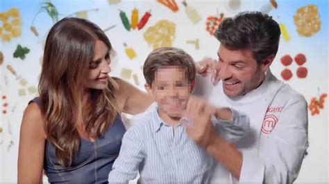 Paula Echevarría y Miguel Torres con su bebé recién nacido en el hospital