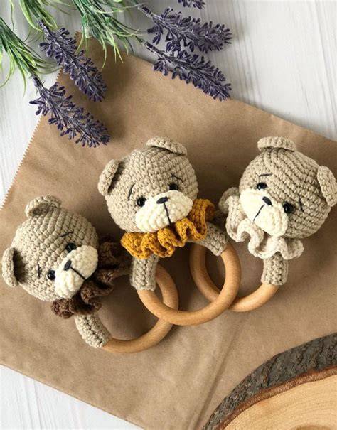 Diseño de sonajero amigurumi con cabeza de animal y aro de madera