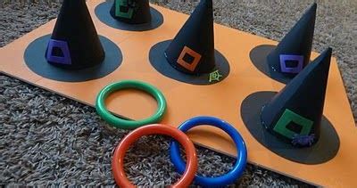 Esquema de juego de puntería con sombreros de bruja y aros de cartón