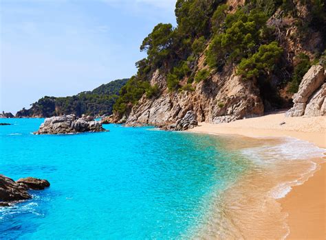 Collage de diversas playas de la Costa Brava y el Maresme, mostrando sus paisajes variados