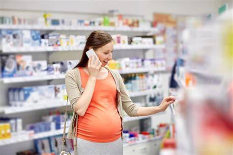 Mujer en farmacia eligiendo un test de embarazo