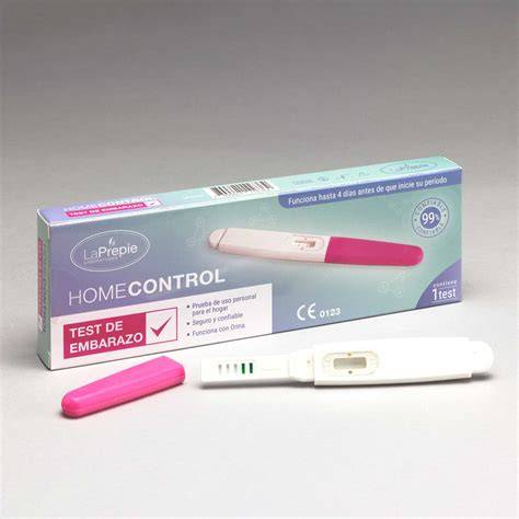 Mujer consultando con un ginecólogo después de una prueba de embarazo positiva