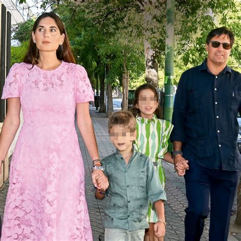 Foto familiar de Lourdes Montes y Fran Rivera con sus dos hijos, anunciando el embarazo