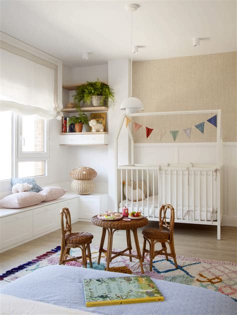 Diseño de la habitación del bebé con motivos vegetales y tonos verdes