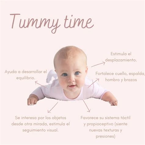 Bebé realizando tummy time supervisado