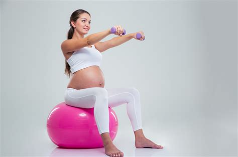 Mujer embarazada realizando ejercicio de bajo impacto