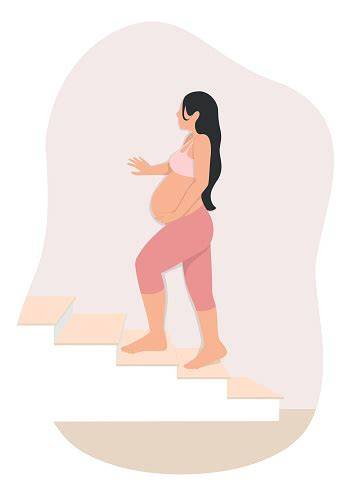 Mujer embarazada subiendo un escalón