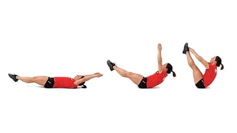 Mujer embarazada haciendo abdominales en V con una pierna en una plataforma de equilibrio