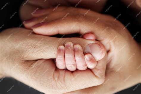 Fotografía de la mano de Antonio Velázquez entrelazada con la mano de su bebé recién nacida