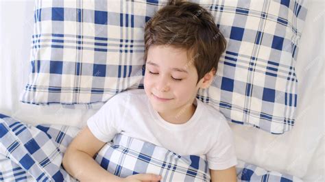 Niño durmiendo en una habitación fresca