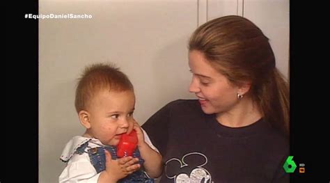 Foto de Silvia Bronchalo y Rodolfo Sancho de jóvenes con su hijo Daniel Sancho de niño