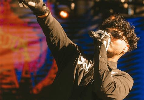 Álvaro Díaz cantando en concierto