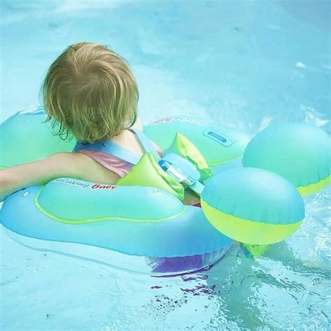 Bebé en flotador antivuelco en la piscina