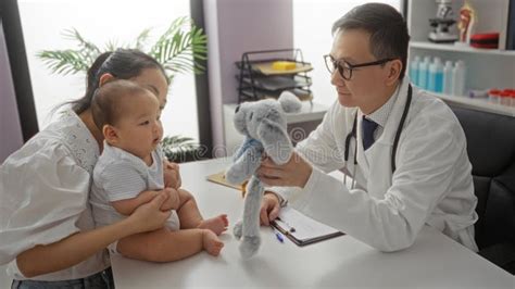 Imagen de un pediatra interactuando amigablemente con un niño.