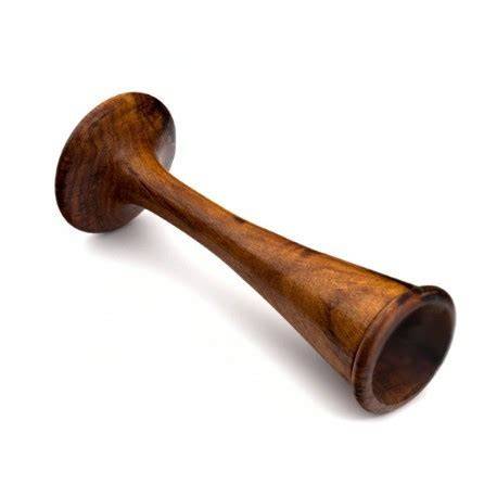 Imagen de un estetoscopio de Pinard, posiblemente de madera o metal, sobre un vientre embarazado.