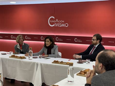 Ana Samboal en un entorno profesional, presentando noticias o en un evento de libros