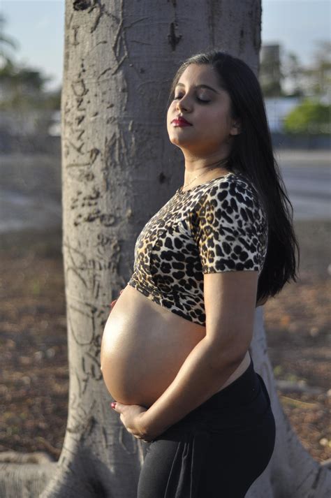 Foto de una mujer embarazada sonriendo, simbolizando esperanza en la FIV
