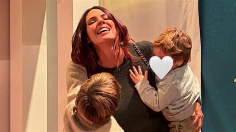 Laura Matamoros sonriendo junto a sus dos hijos, Matías y Benjamín