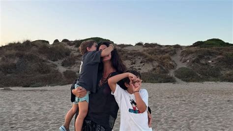 Matías, hijo de Laura Matamoros, jugando al golf junto a su padre Benji Aparicio en un torneo