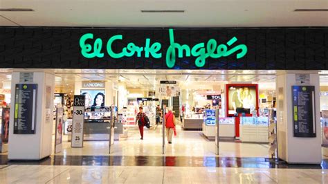 Tienda de El Corte Inglés con sección de bebés y familias