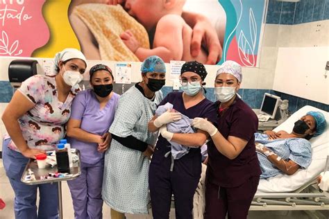 Fotografía de una sala de parto en el Hospital 12 de Octubre (Madrid) con mobiliario y decoración cálida