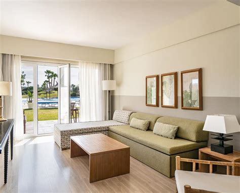 habitación espaciosa con acceso a piscina