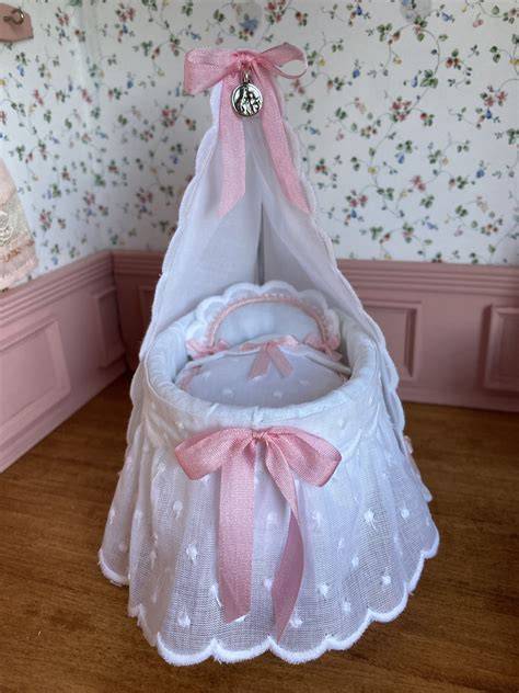 Fotografía de una cuna bebé reborn mini de tela