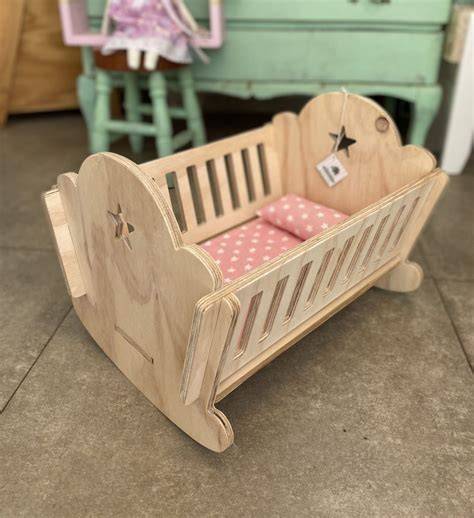 Foto de una cuna de madera artesanal para reborn