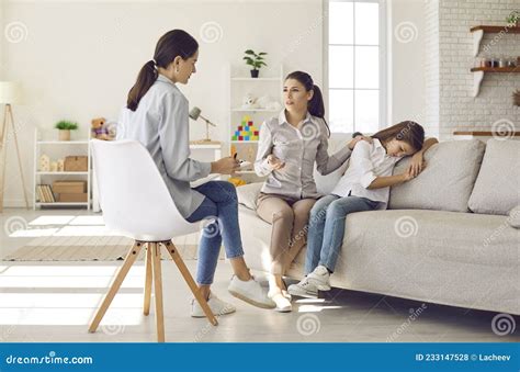 Padres preocupados conversando con un pediatra sobre el comportamiento de su bebé
