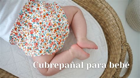 Bebé usando un cubrepañal de tela con estampado veraniego