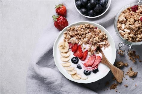 desayuno saludable con frutas y cereales