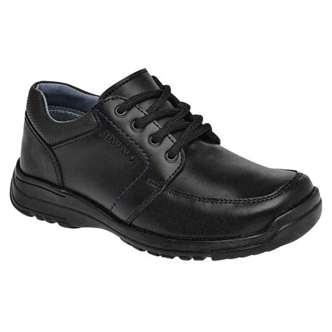 fotografía comparativa de un zapato negro de cuero y uno de material sintético para niño