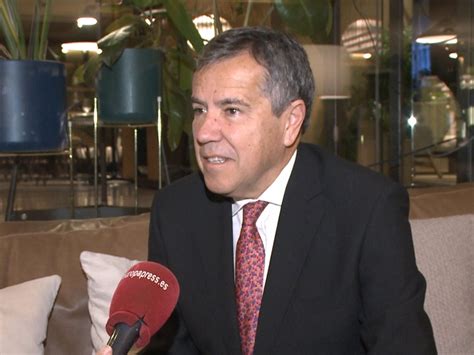 Javier Santos con su abogado Fernando Osuna tras presentar la demanda de paternidad a Julio Iglesias en los juzgados de Valencia en 2017