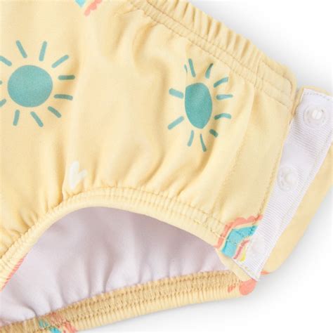 Bebé usando un bañador pañal lavable con botones ajustables