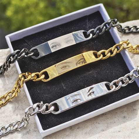 Foto de primer plano de una pulsera de bebé grabada con un nombre